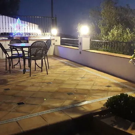 לינה וארוחת בוקר Casa Roble