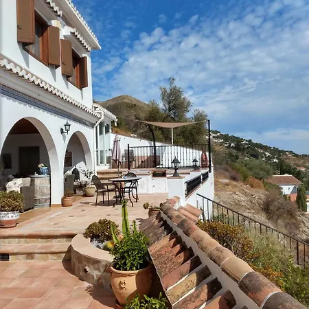 Casa Roble Bed & Breakfast